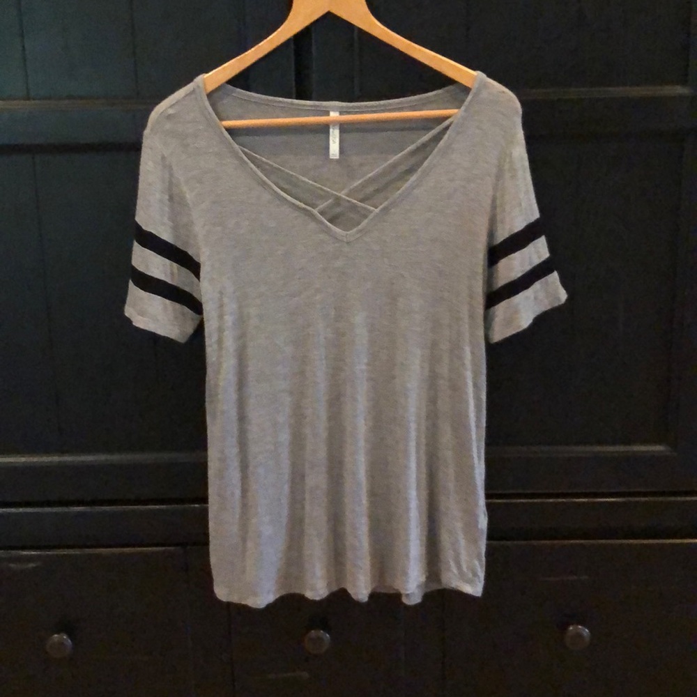 Women’s Small Criss/cross Neck Tee